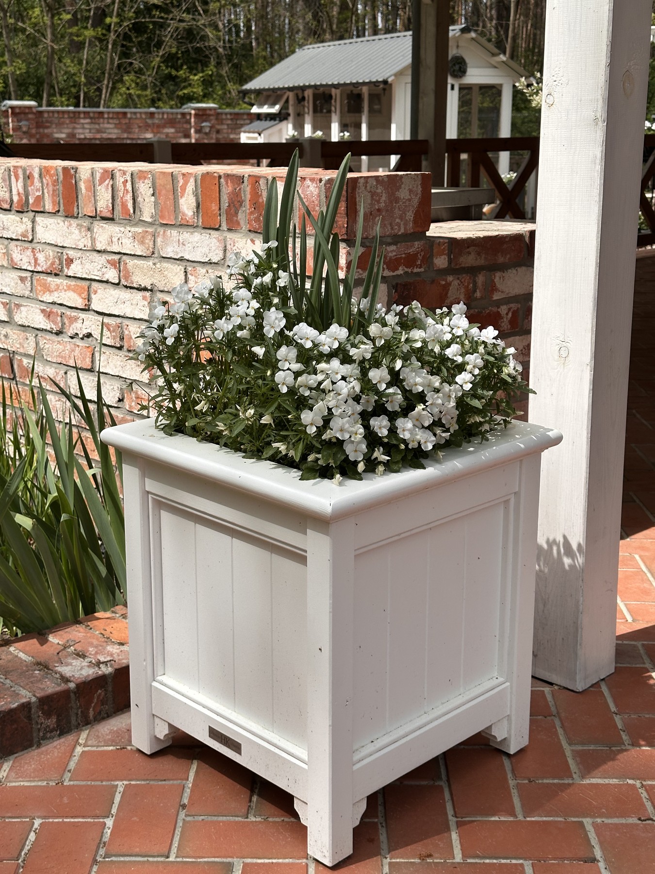Biała donica HK Premium Planters z kwiatami