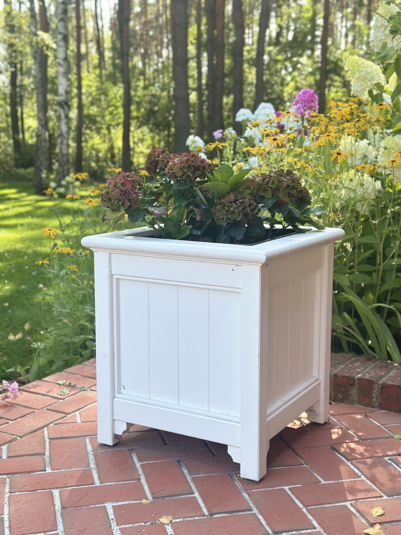 Donica HK Premium Planters w ogrodzie